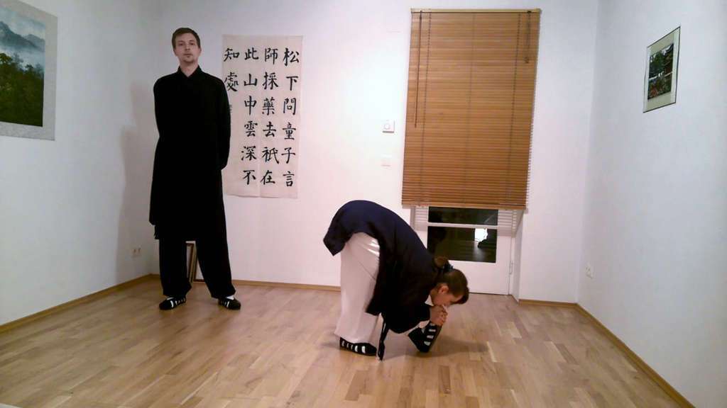 Wudang-Academy-How-to-chin-to-toe-stretch1